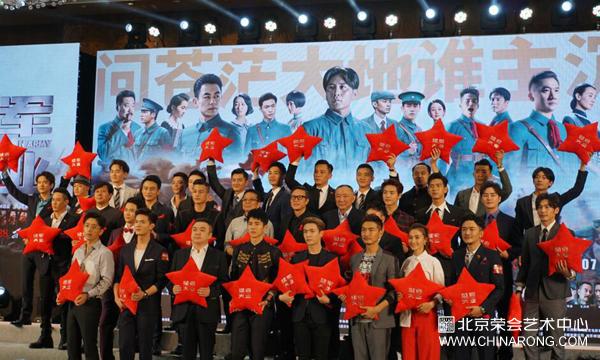 Red carpet for the first release of “The Founding of An Army”, many stars appeared and received the collected porcelain vase of “The prosperity of the world”
