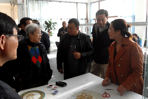 Wu Yi, the former Chinese Vice-Premier, highly appraised the cloisonn art of Zhang Tonglu