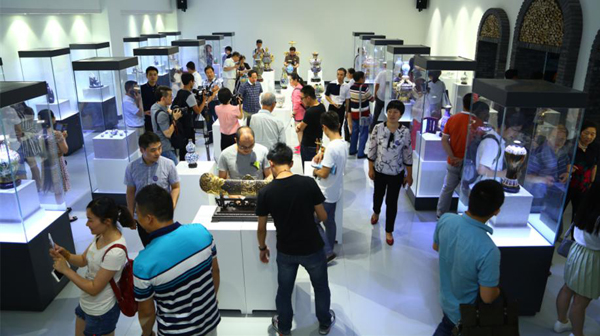 The first Chinese enamel art exhibition opened in Beijing