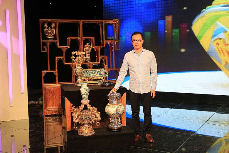 The chief creative officer of Rong Hui brought cloisonn work Peace in the world to numerous treasures column of Beijing TV 