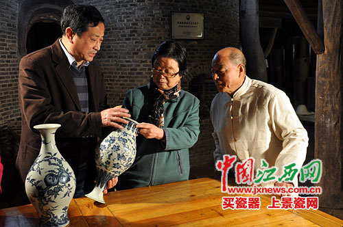 The gourd kiln of the Ming Dynasty of Jingdezhen Kiln was opened yesterday. Twin vases of Enjoy both felicity and longevity caused onlookers