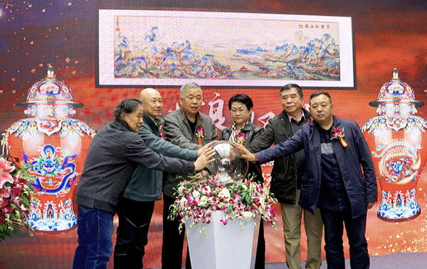 The opening exhibition of 60th anniversary career of master Zhang Tonglu was opended in Beijing, and first published his new work “Great power” general zun and pinching enamel “Thousands miles of mountains and rivers”