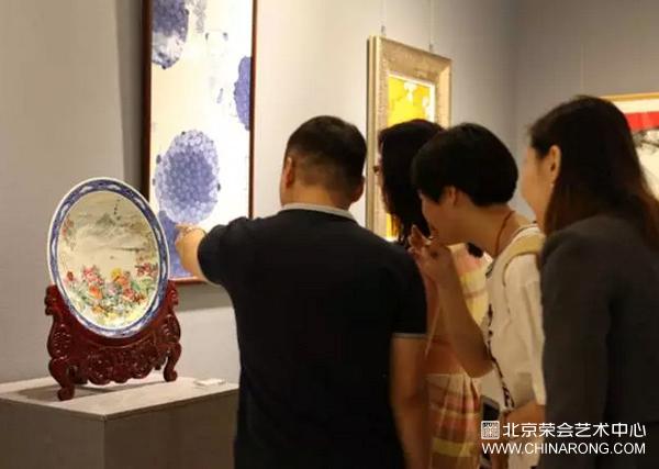 The collection plate of “Concentric Intepreting Dream” appeared in Chinese people’s Political Consultative Conference Museum of literature and history